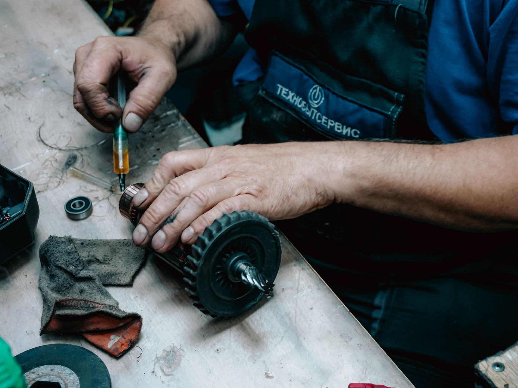 Technicus aan het werk in een atelier